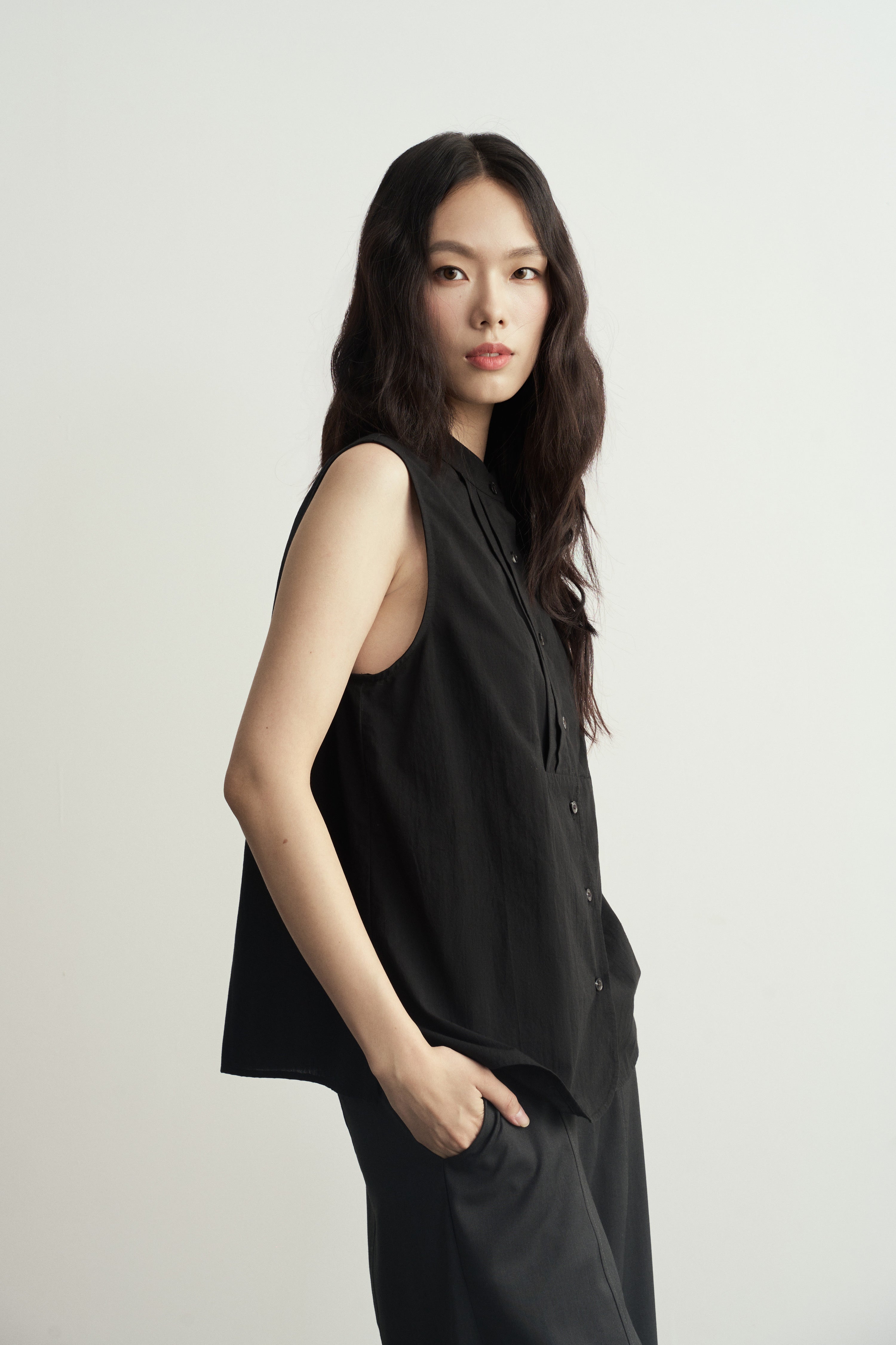 Traditional Chinese Black Round Neck Pleats Sleeveless Top/新中式黑色圓領褶皺無袖背心