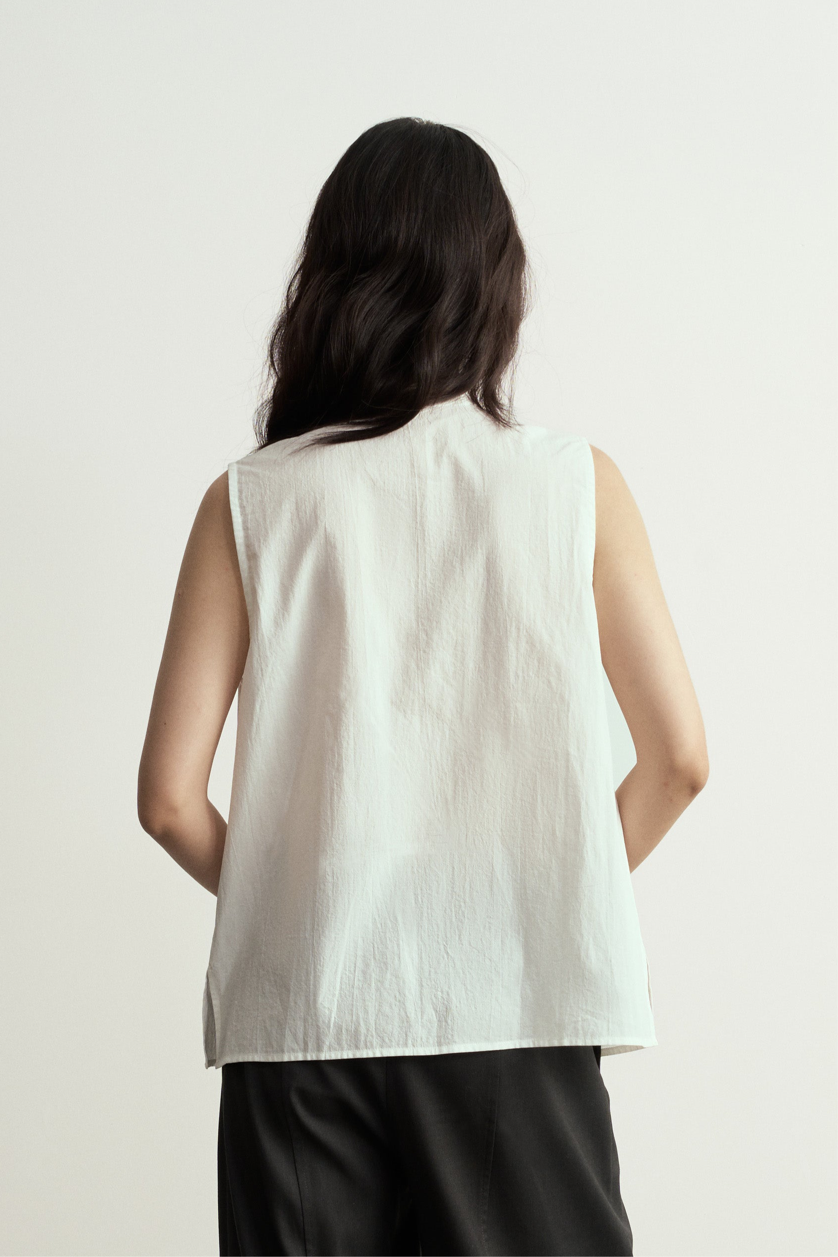 Traditional Chinese White Round Neck Pleats Sleeveless Top/新中式白色圓領褶皺無袖背心