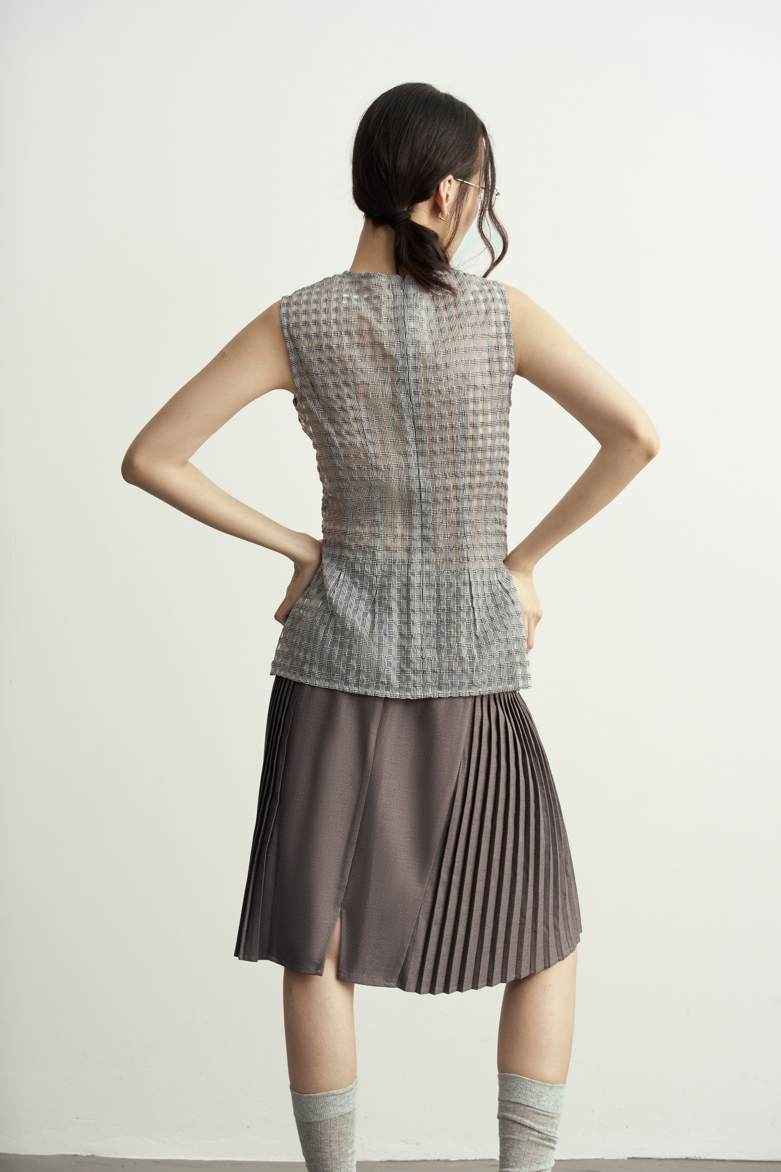 Sleeveless Semi-Sheer Grey Check Fitted Top/無袖半透修腰格子灰色背心