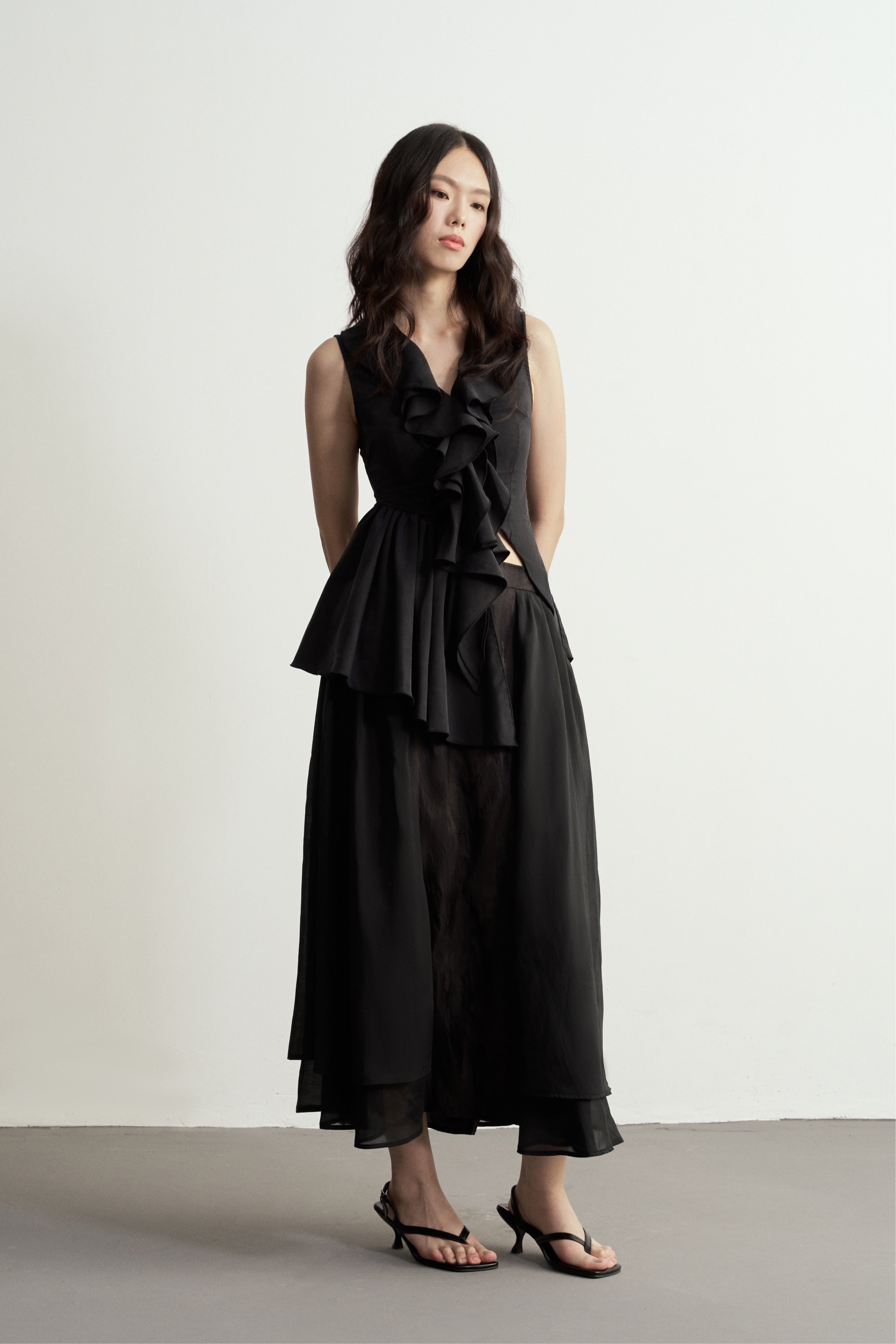 Black Asymmetric Ruffles Sleeveless Blouse/黑色無袖荷葉邊不對稱百褶修身上衣