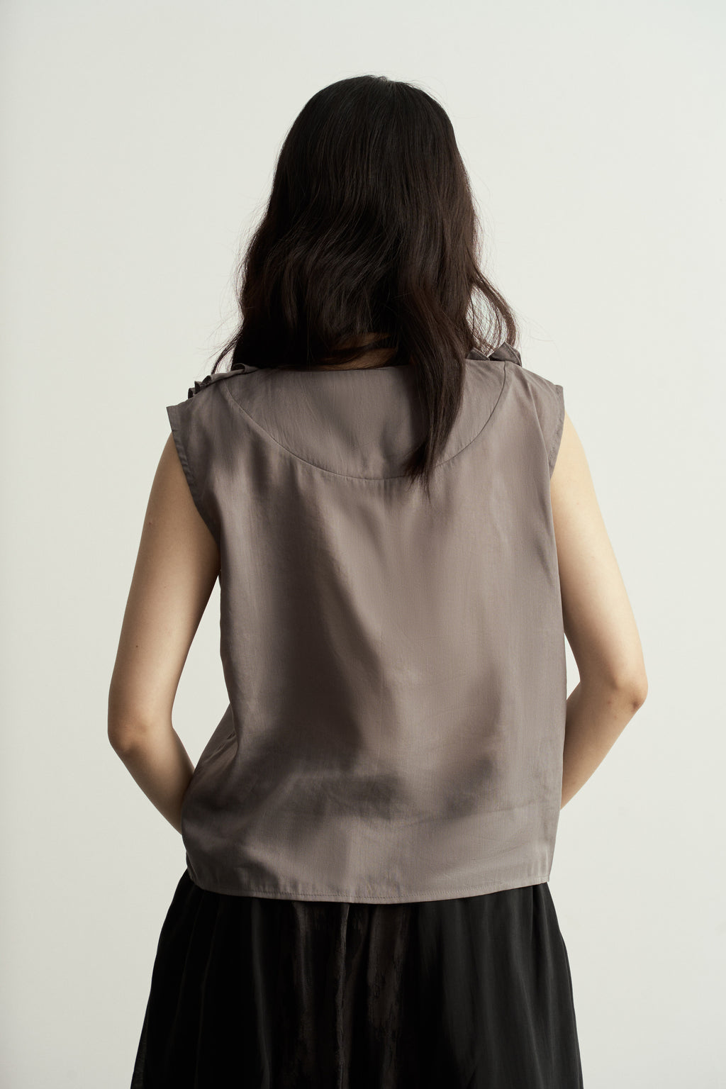Light Grey Linen Sleeveless Top with Double Ruffle Neckline/淺灰雙層荷葉邊領亞麻無袖背心