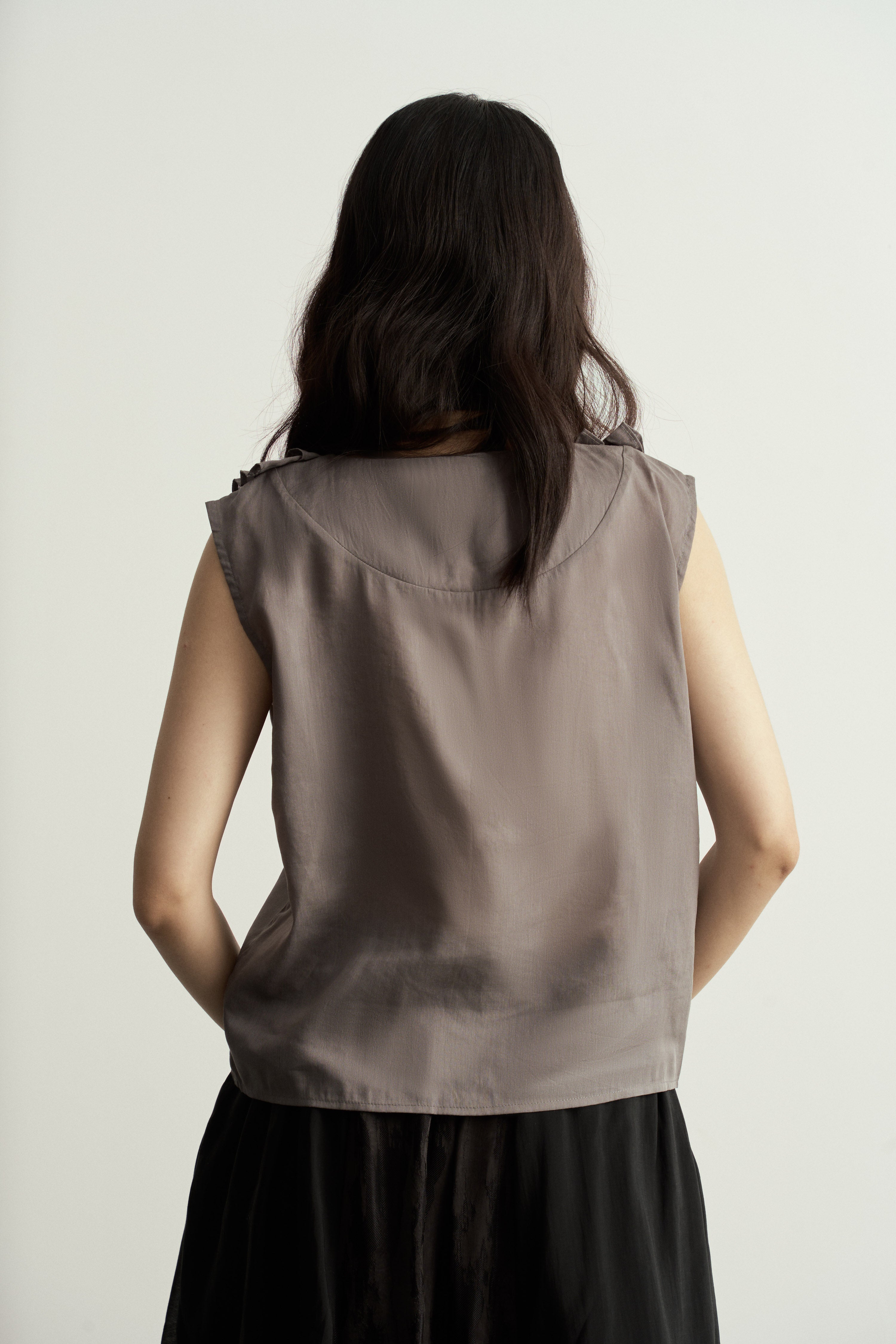 Light Grey Linen Sleeveless Top with Double Ruffle Neckline/淺灰雙層荷葉邊領亞麻無袖背心