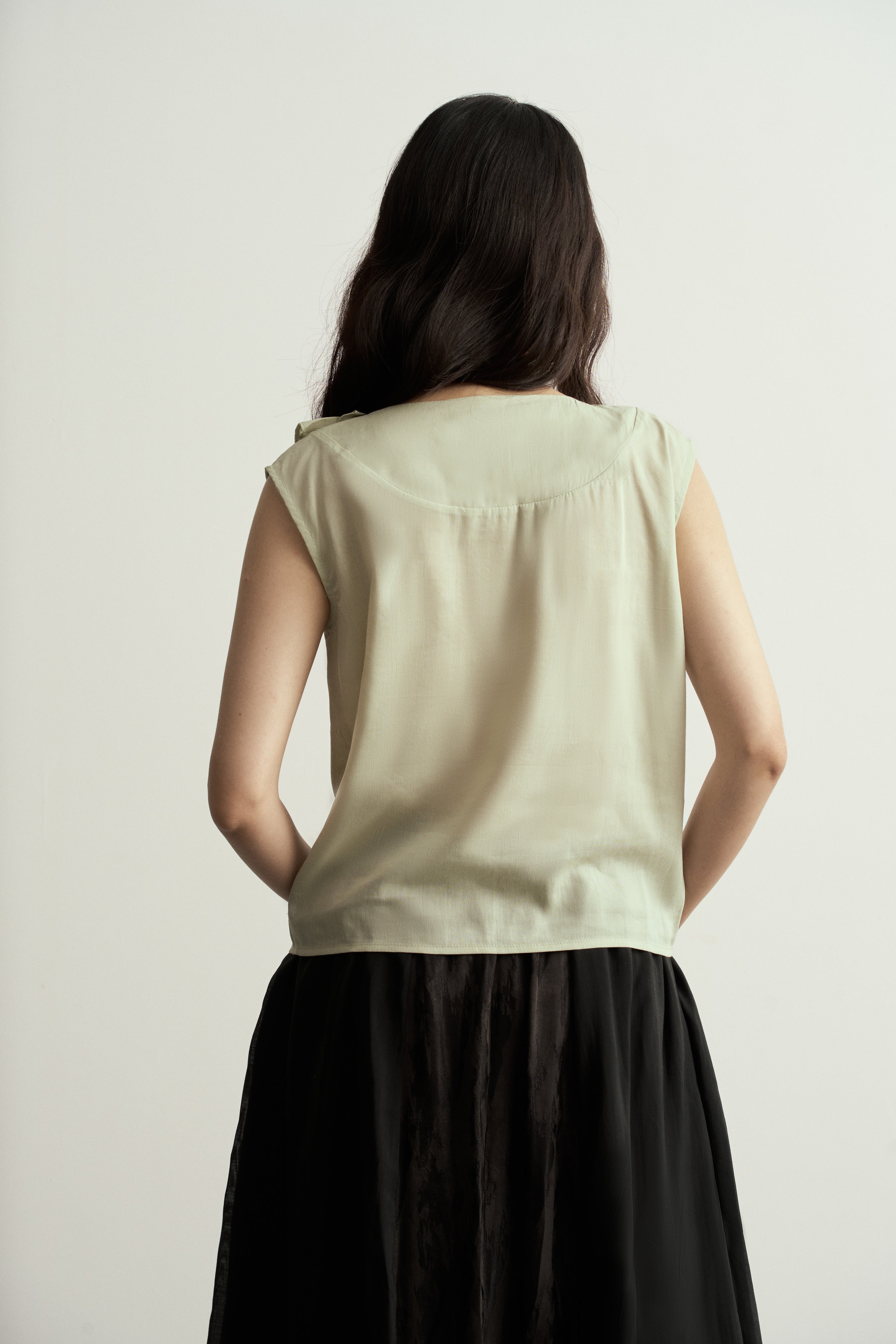 Light Green Linen Sleeveless Top with Double Ruffle Neckline/淺綠雙層荷葉邊領亞麻無袖背心