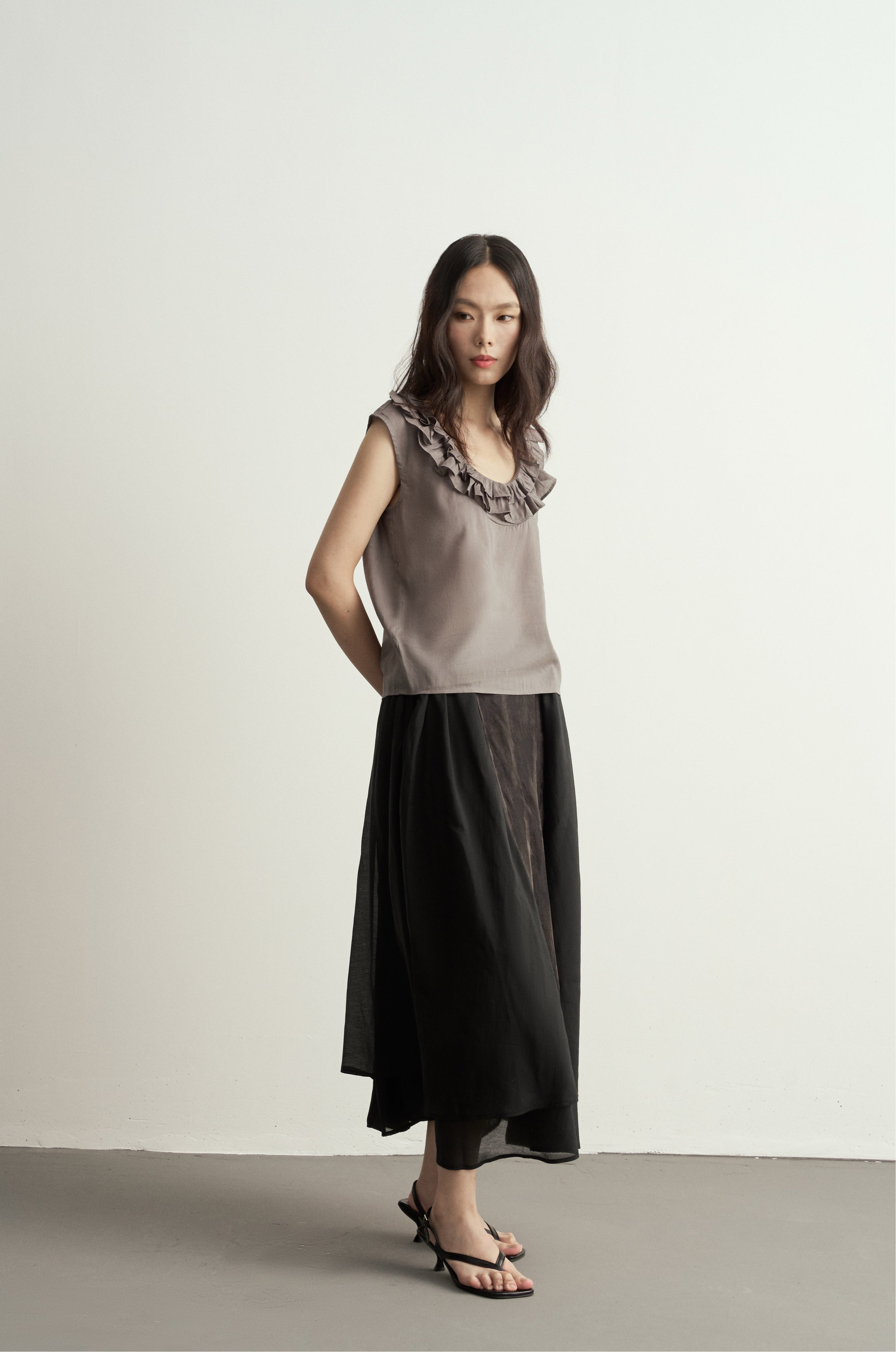 Light Grey Linen Sleeveless Top with Double Ruffle Neckline/淺灰雙層荷葉邊領亞麻無袖背心