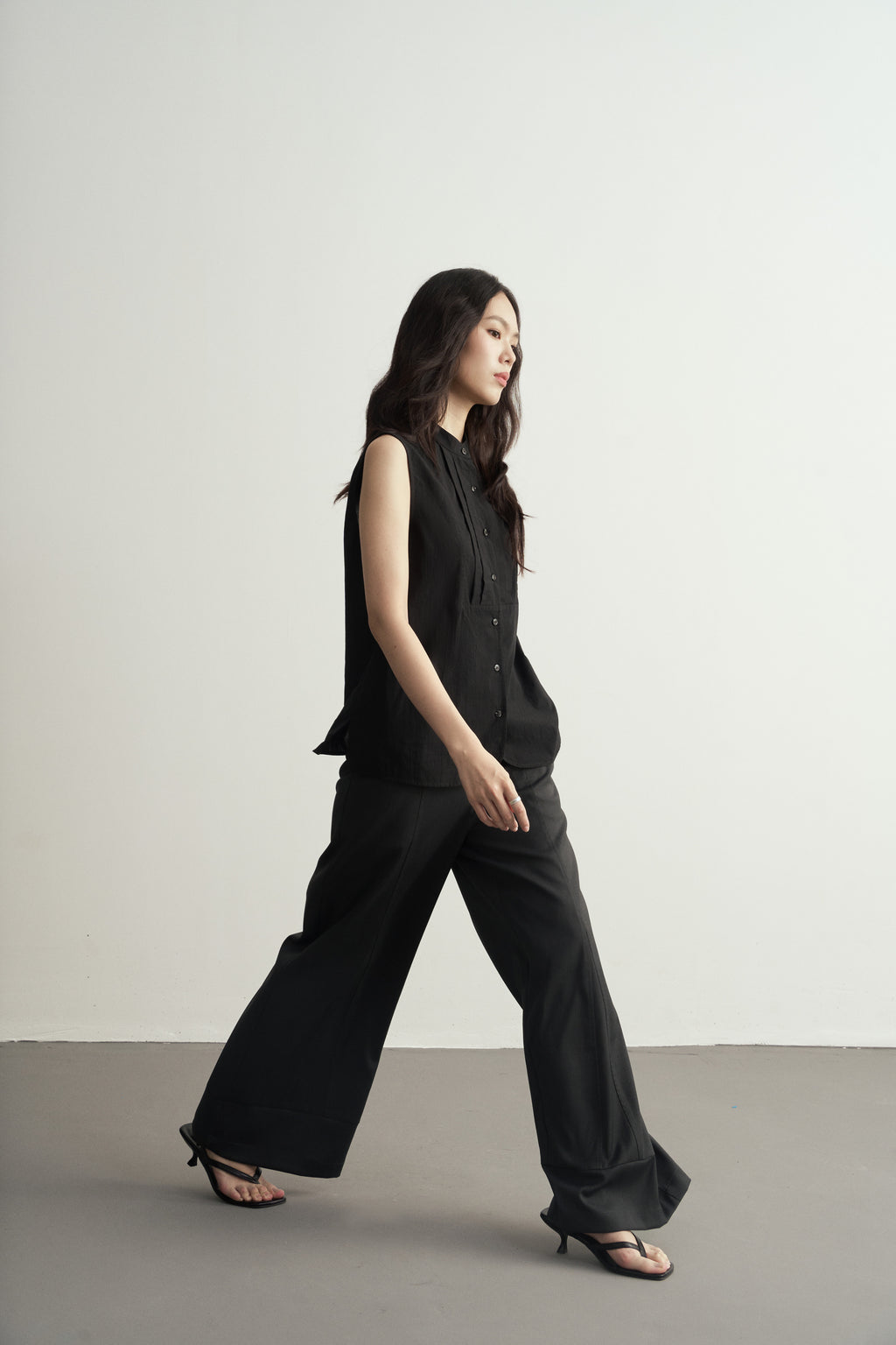 Traditional Chinese Black Round Neck Pleats Sleeveless Top/新中式黑色圓領褶皺無袖背心