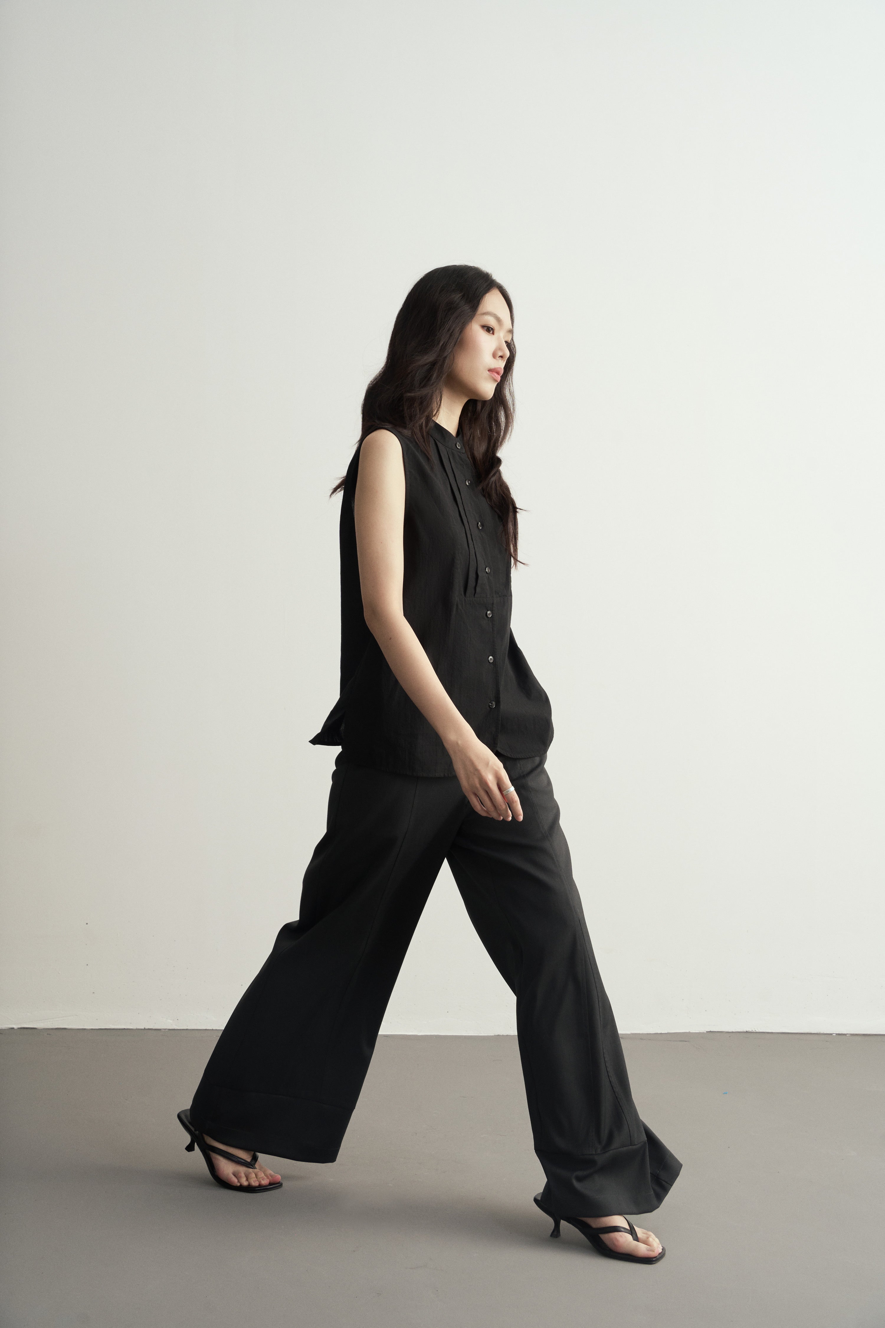 Traditional Chinese Black Round Neck Pleats Sleeveless Top/新中式黑色圓領褶皺無袖背心
