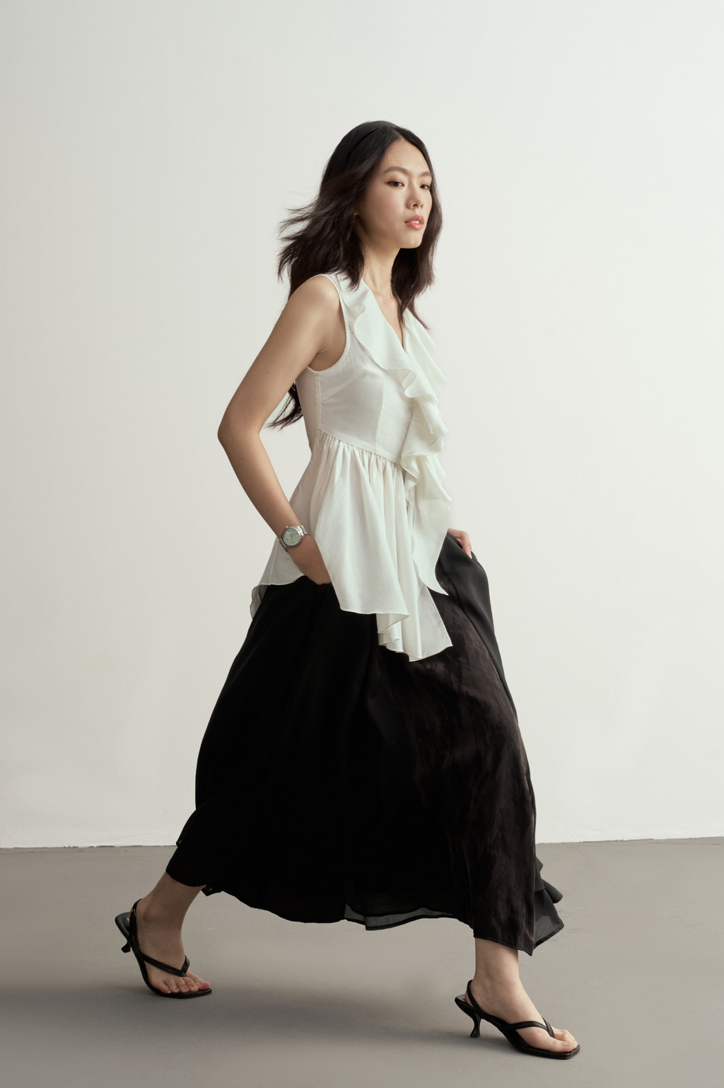 White Asymmetric Ruffles Sleeveless Blouse/白色無袖荷葉邊不對稱百褶修身上衣