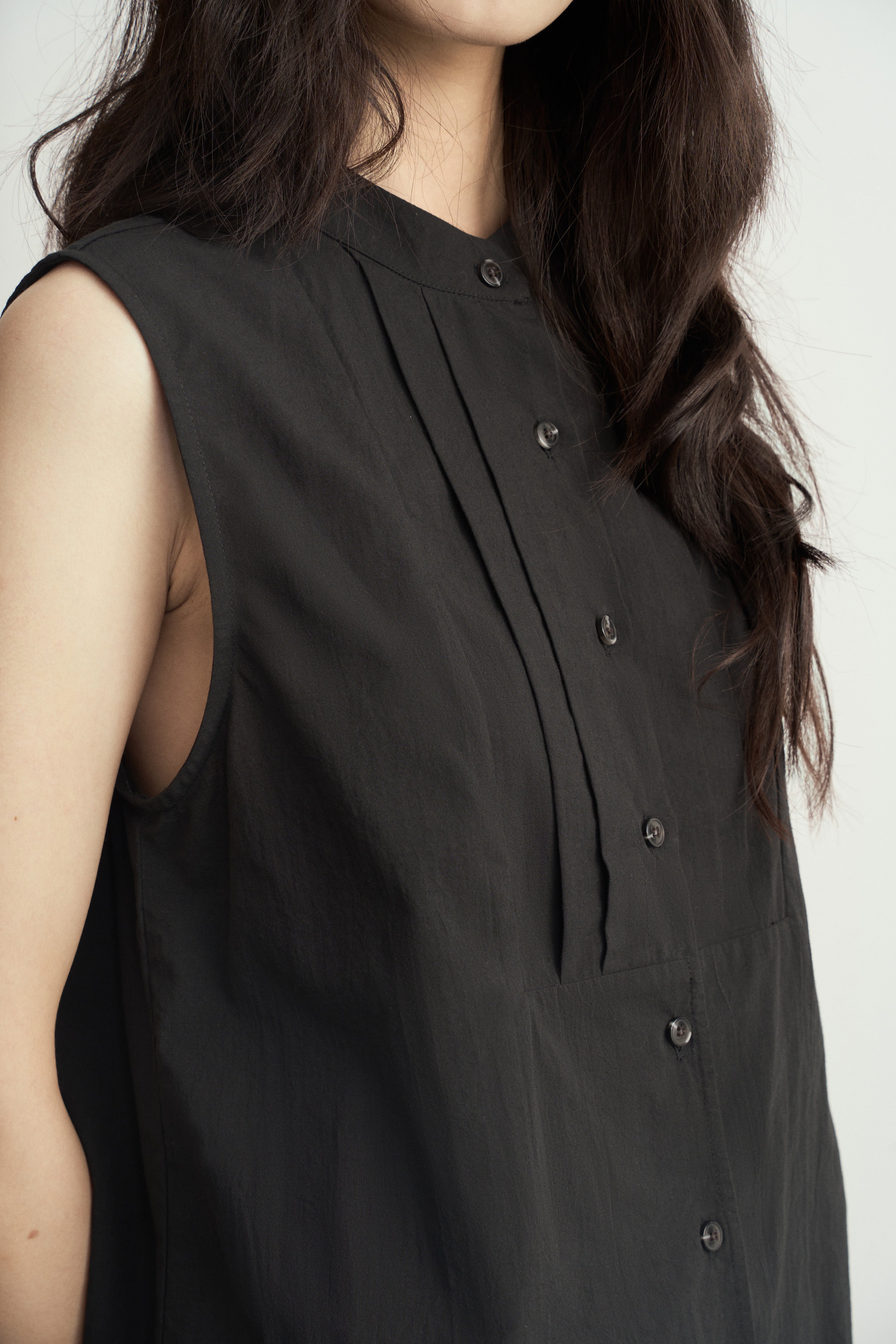 Traditional Chinese Black Round Neck Pleats Sleeveless Top/新中式黑色圓領褶皺無袖背心