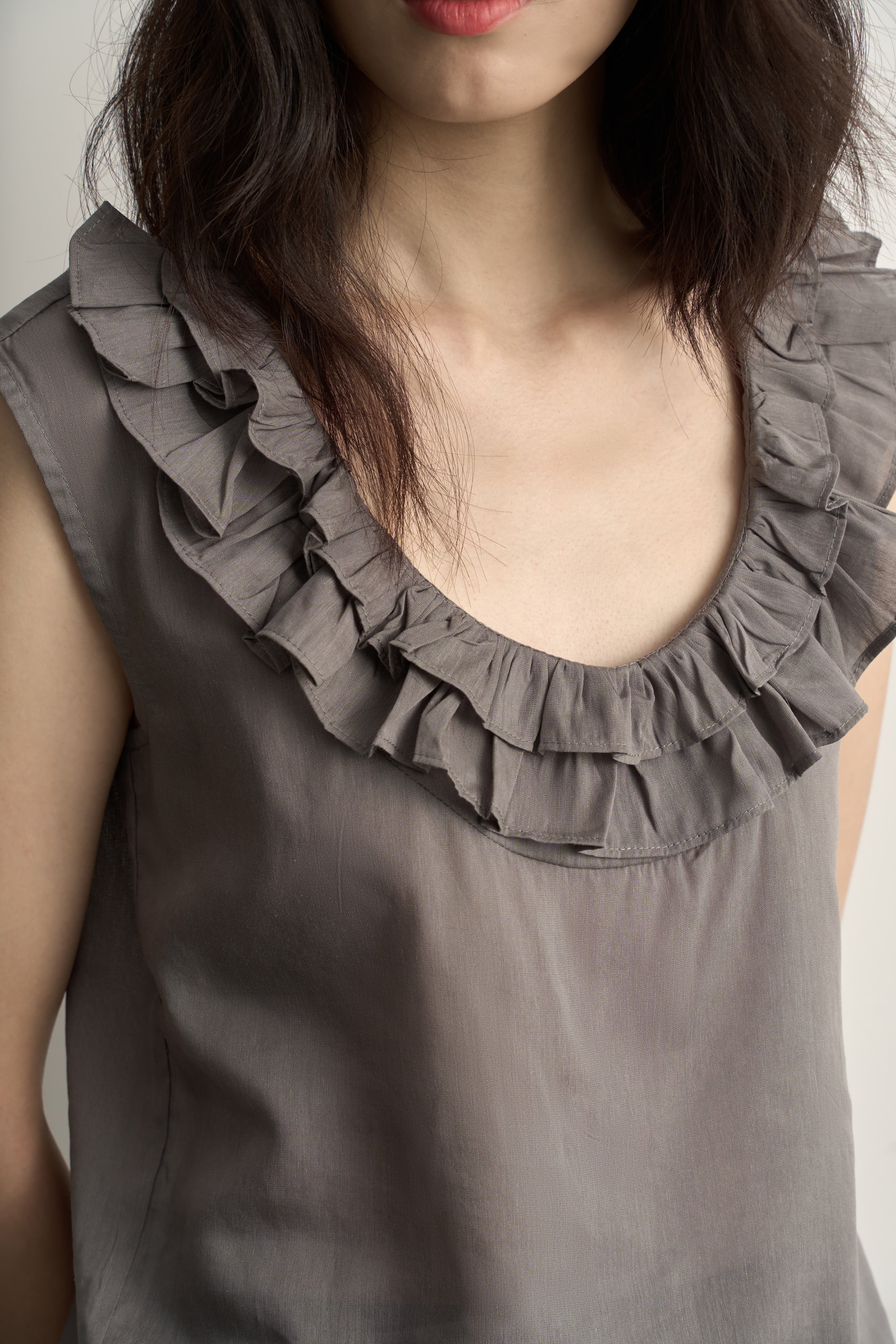 Light Green Linen Sleeveless Top with Double Ruffle Neckline/淺綠雙層荷葉邊領亞麻無袖背心