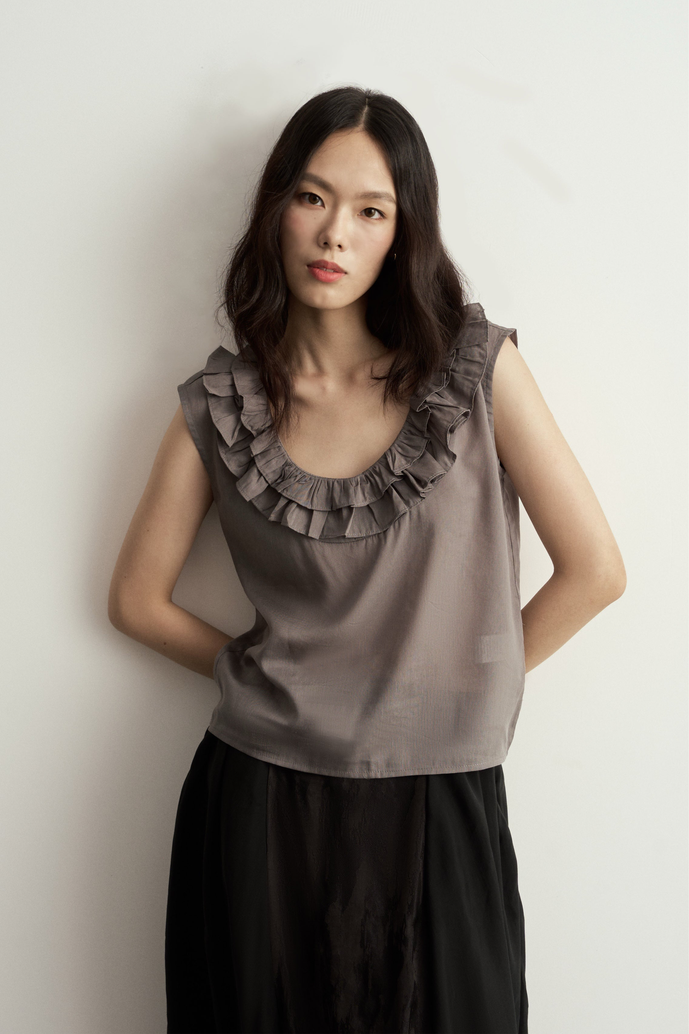 Light Grey Linen Sleeveless Top with Double Ruffle Neckline/淺灰雙層荷葉邊領亞麻無袖背心