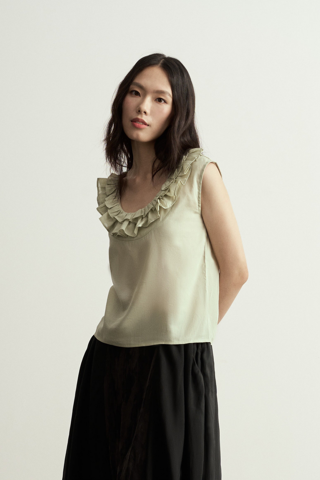 Light Green Linen Sleeveless Top with Double Ruffle Neckline/淺綠雙層荷葉邊領亞麻無袖背心