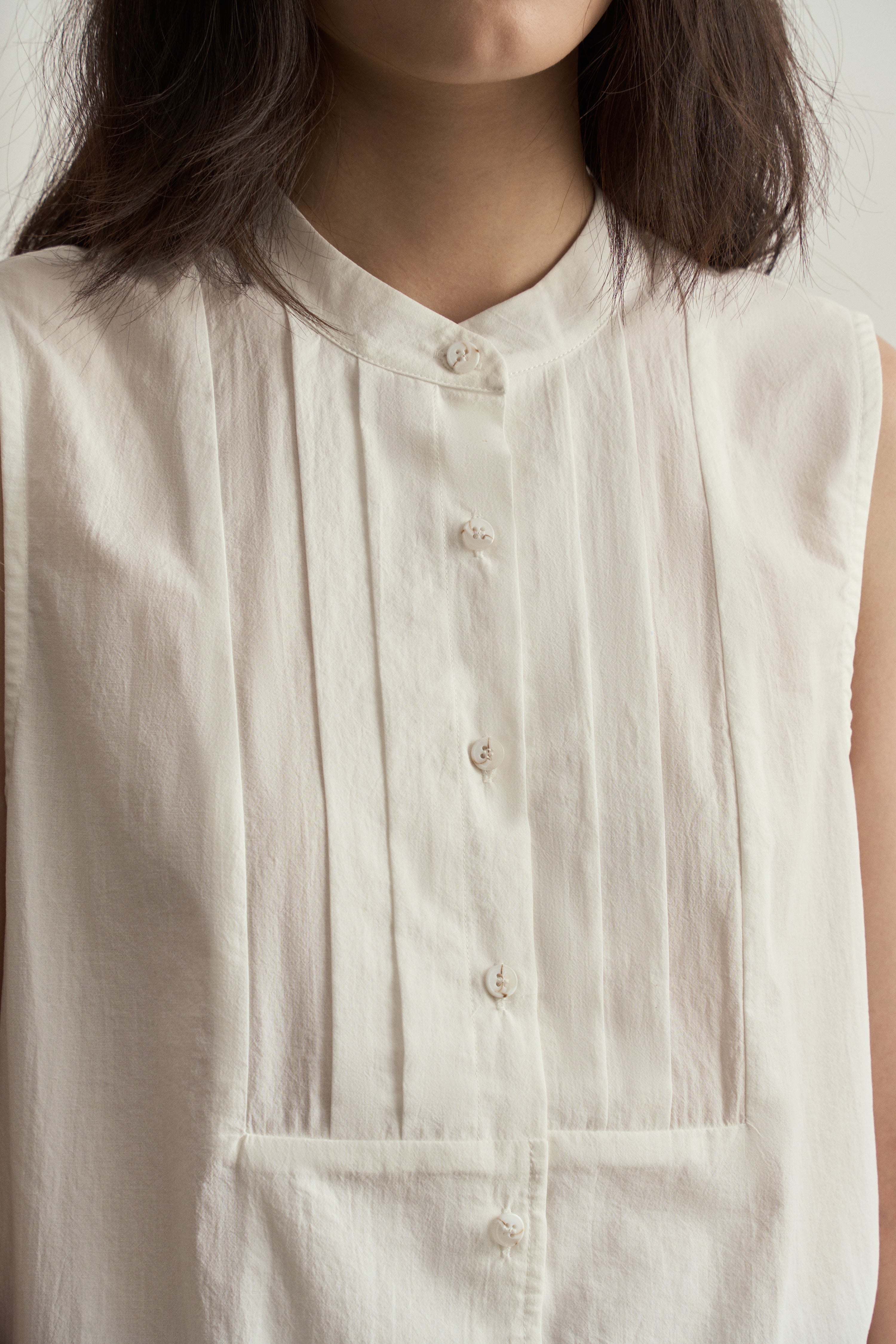 Traditional Chinese White Round Neck Pleats Sleeveless Top/新中式白色圓領褶皺無袖背心