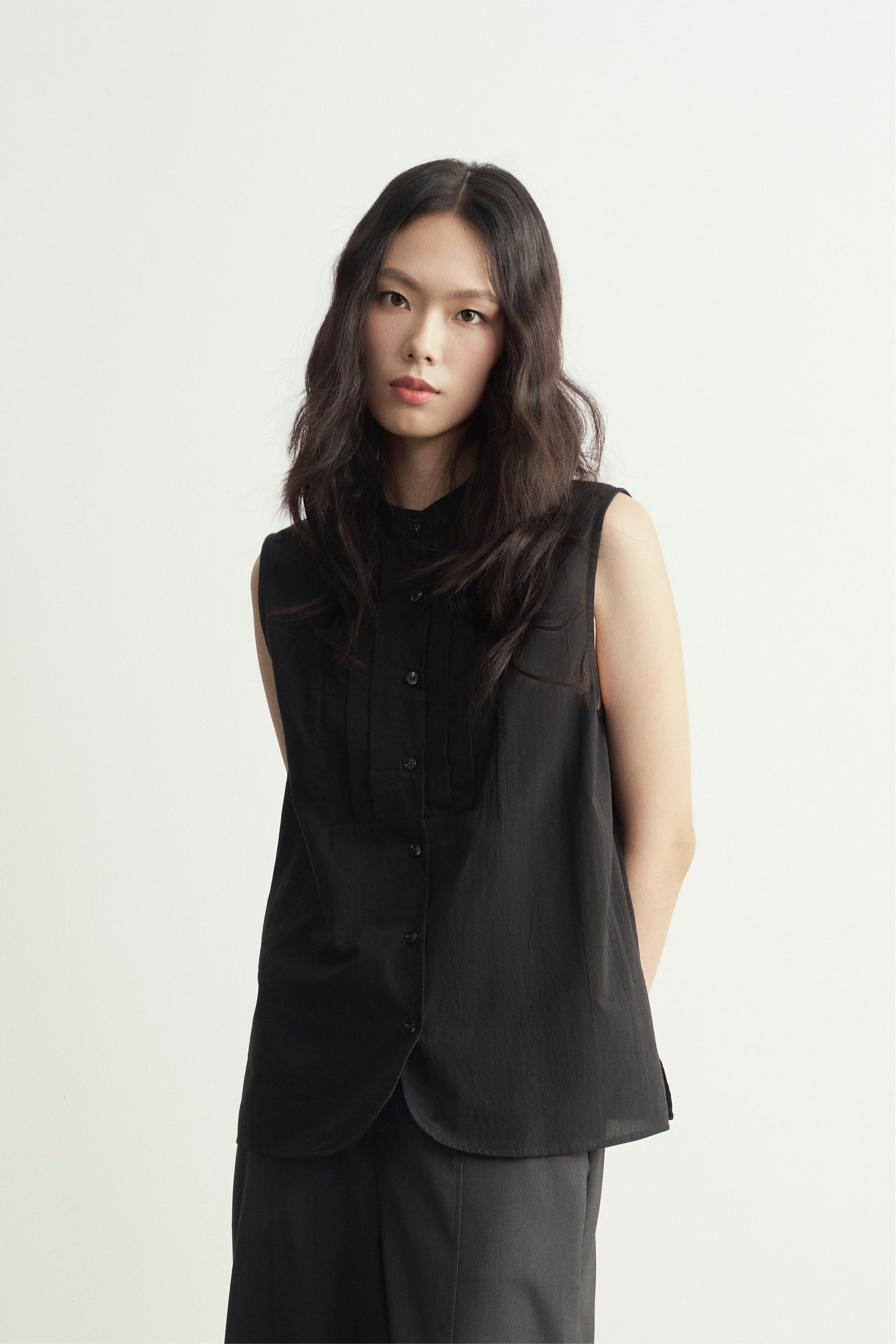 Traditional Chinese Black Round Neck Pleats Sleeveless Top/新中式黑色圓領褶皺無袖背心