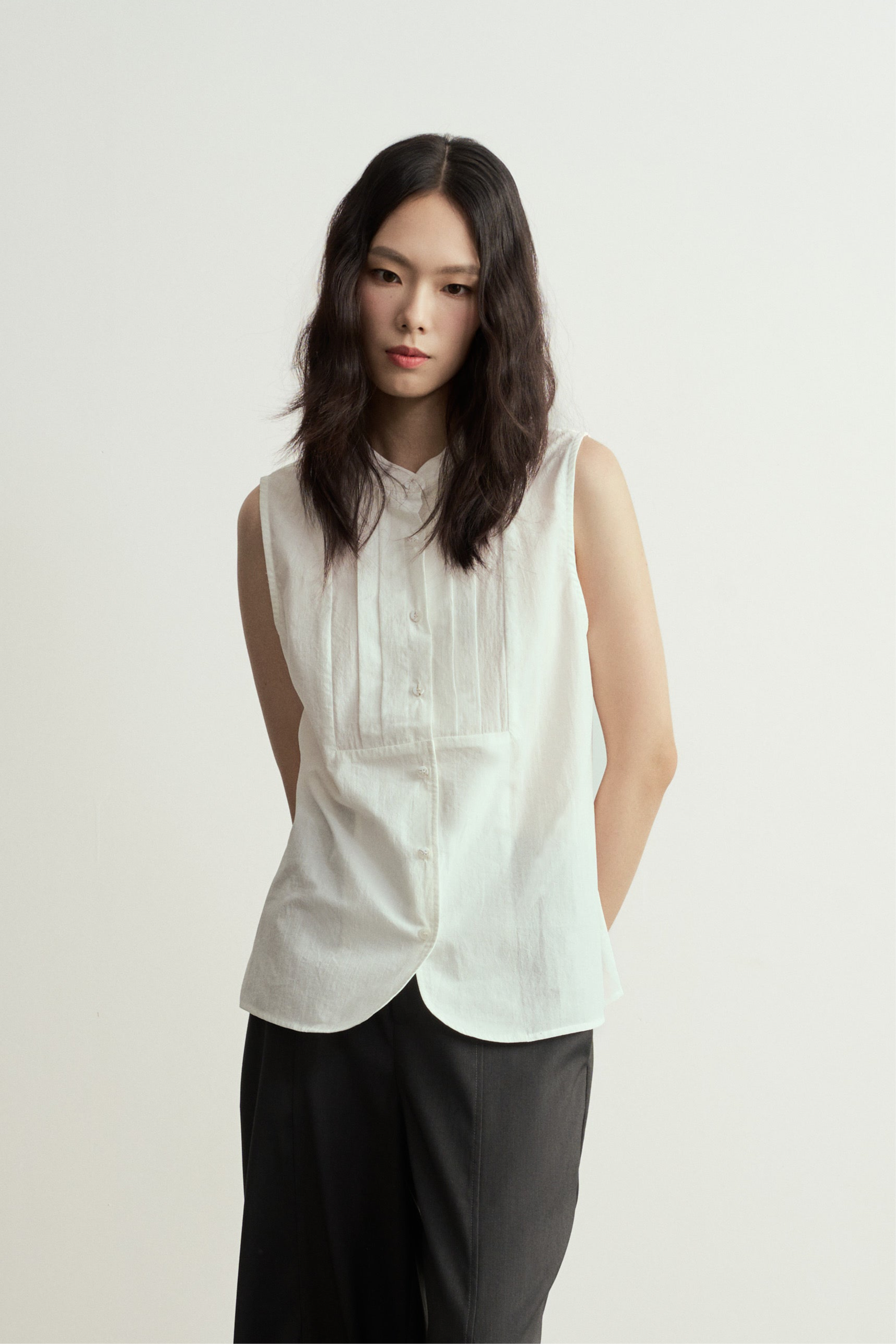 Traditional Chinese White Round Neck Pleats Sleeveless Top/新中式白色圓領褶皺無袖背心