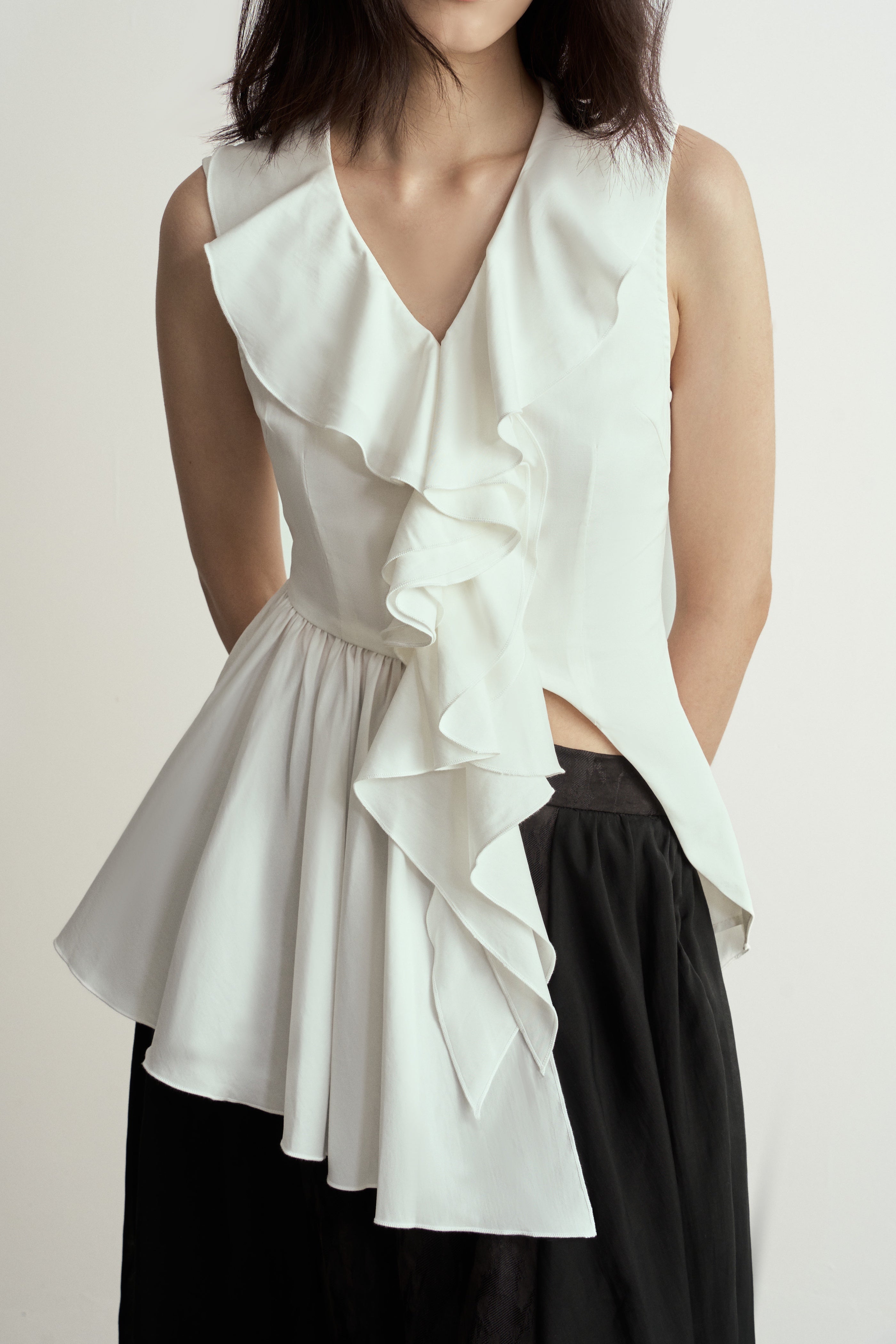White Asymmetric Ruffles Sleeveless Blouse/白色無袖荷葉邊不對稱百褶修身上衣
