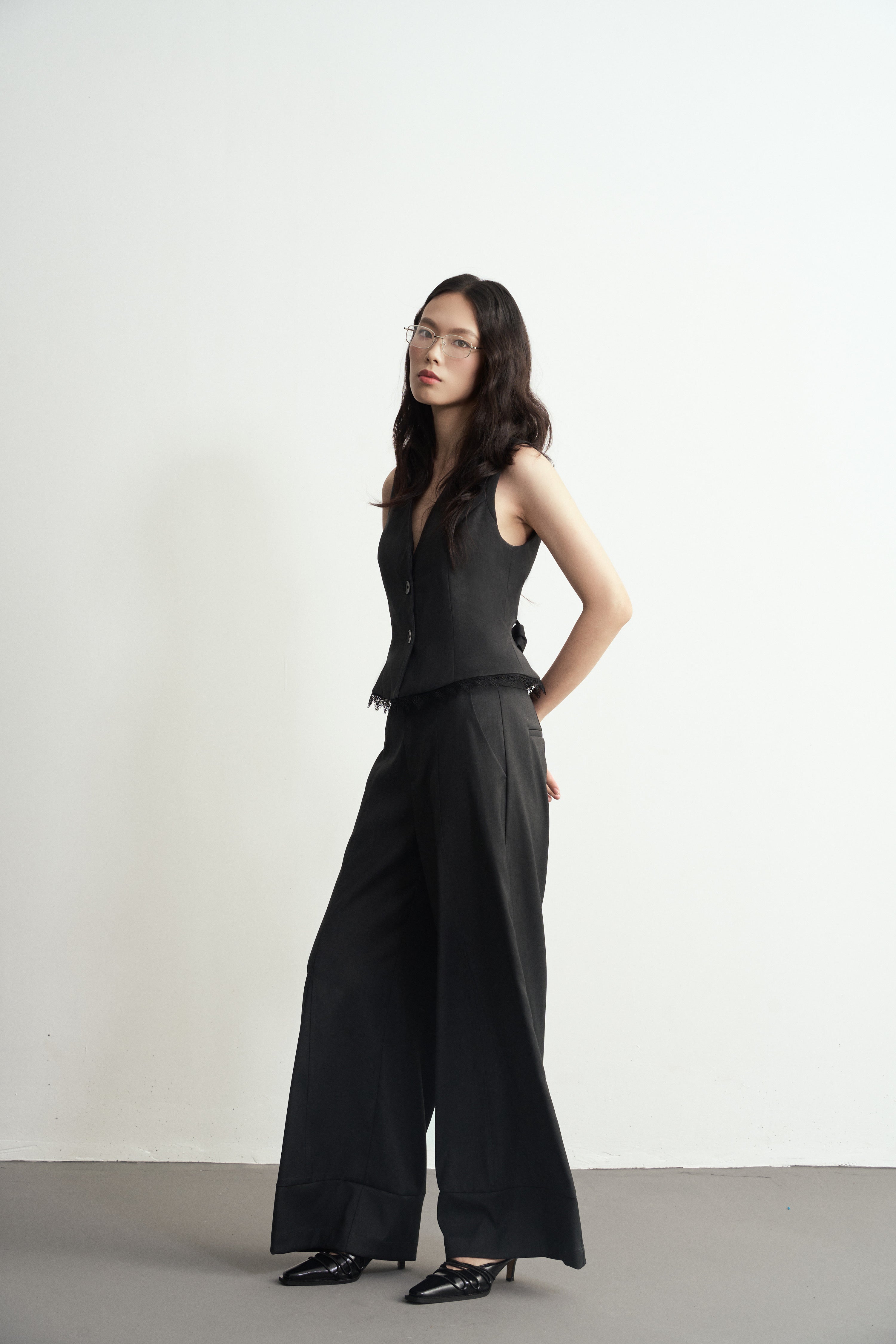 V-Neck Tailored Vest With Lace Trim/V領收腰蕾絲邊西裝馬甲