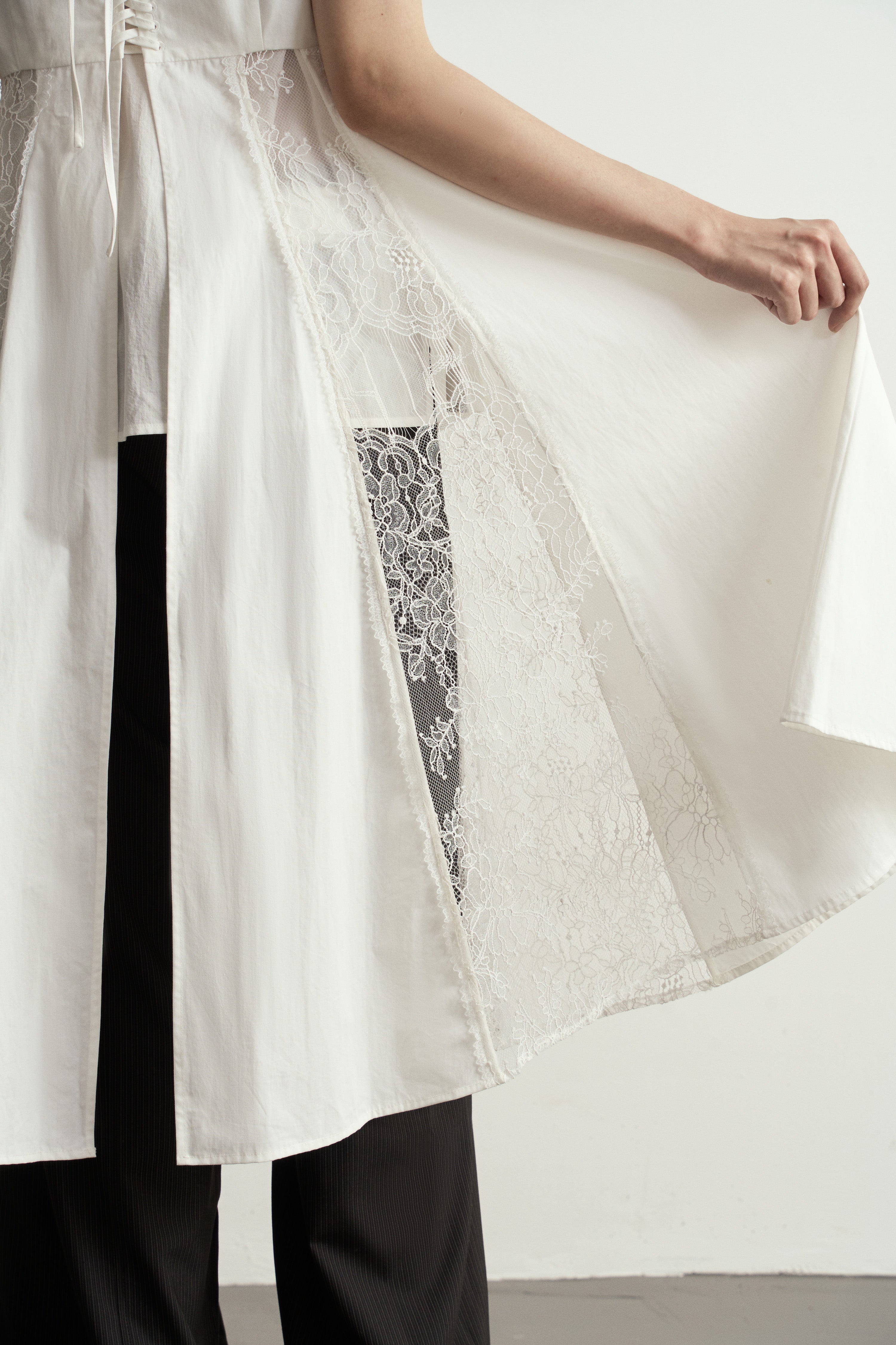 White Lace Tie-Detail Sleeveless Long Overlay/白色蕾絲綁帶拼接無袖長外搭