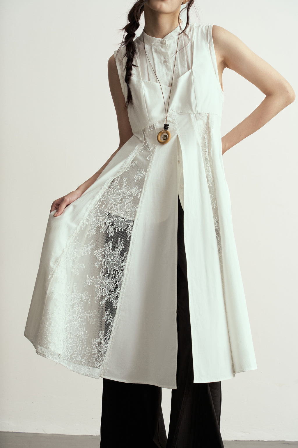 White Lace Tie-Detail Sleeveless Long Overlay/白色蕾絲綁帶拼接無袖長外搭