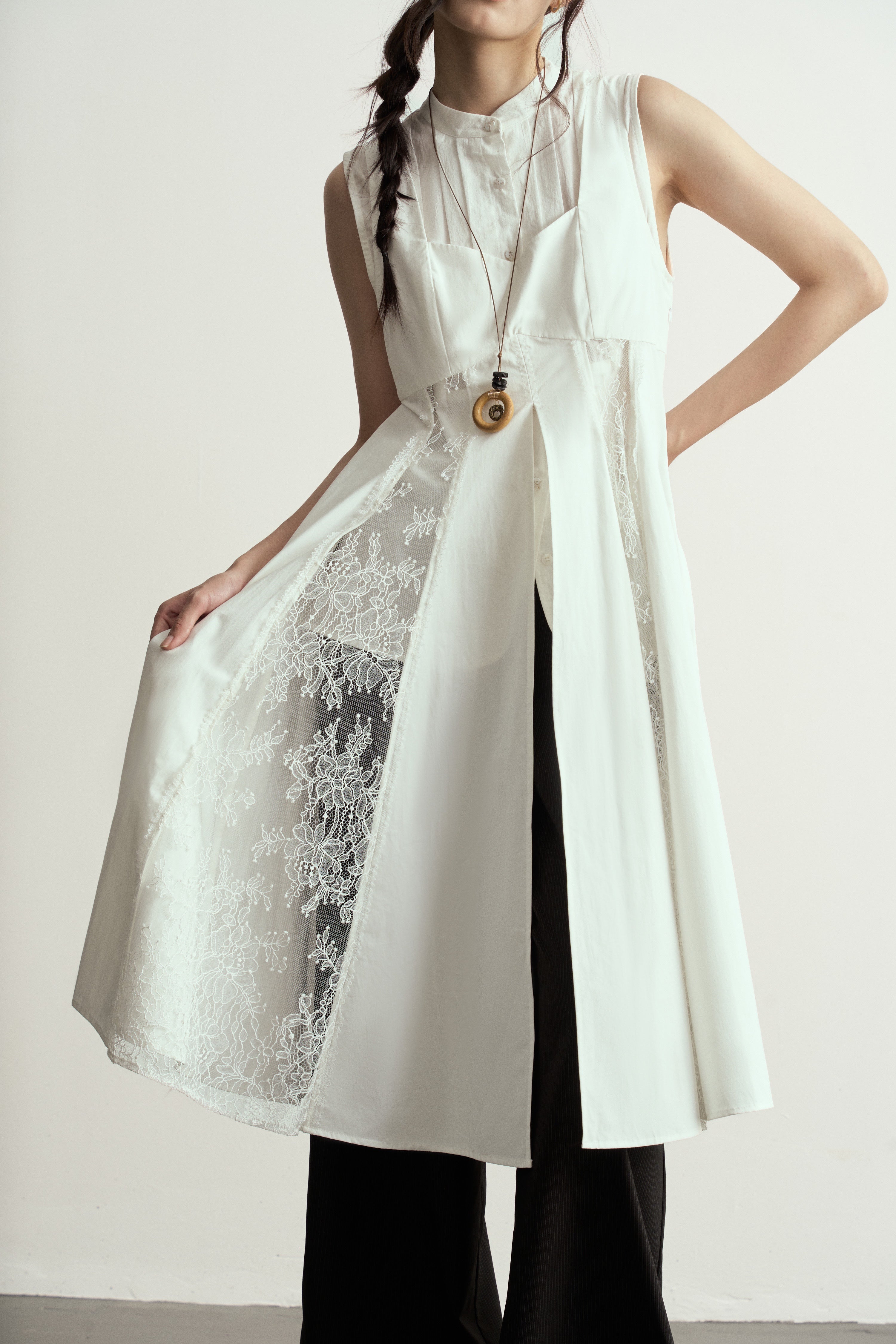 White Lace Tie-Detail Sleeveless Long Overlay/白色蕾絲綁帶拼接無袖長外搭