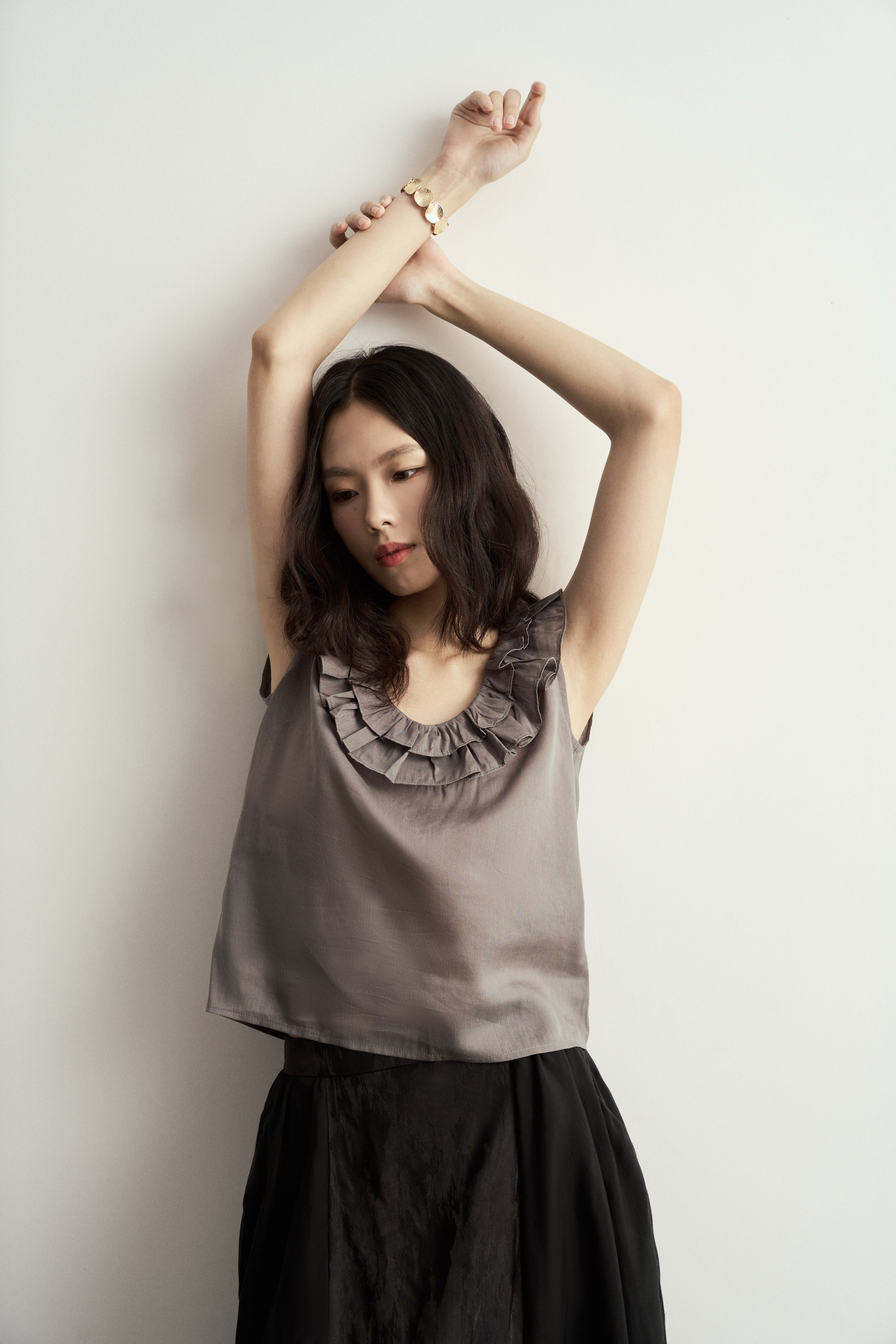 Light Grey Linen Sleeveless Top with Double Ruffle Neckline/淺灰雙層荷葉邊領亞麻無袖背心