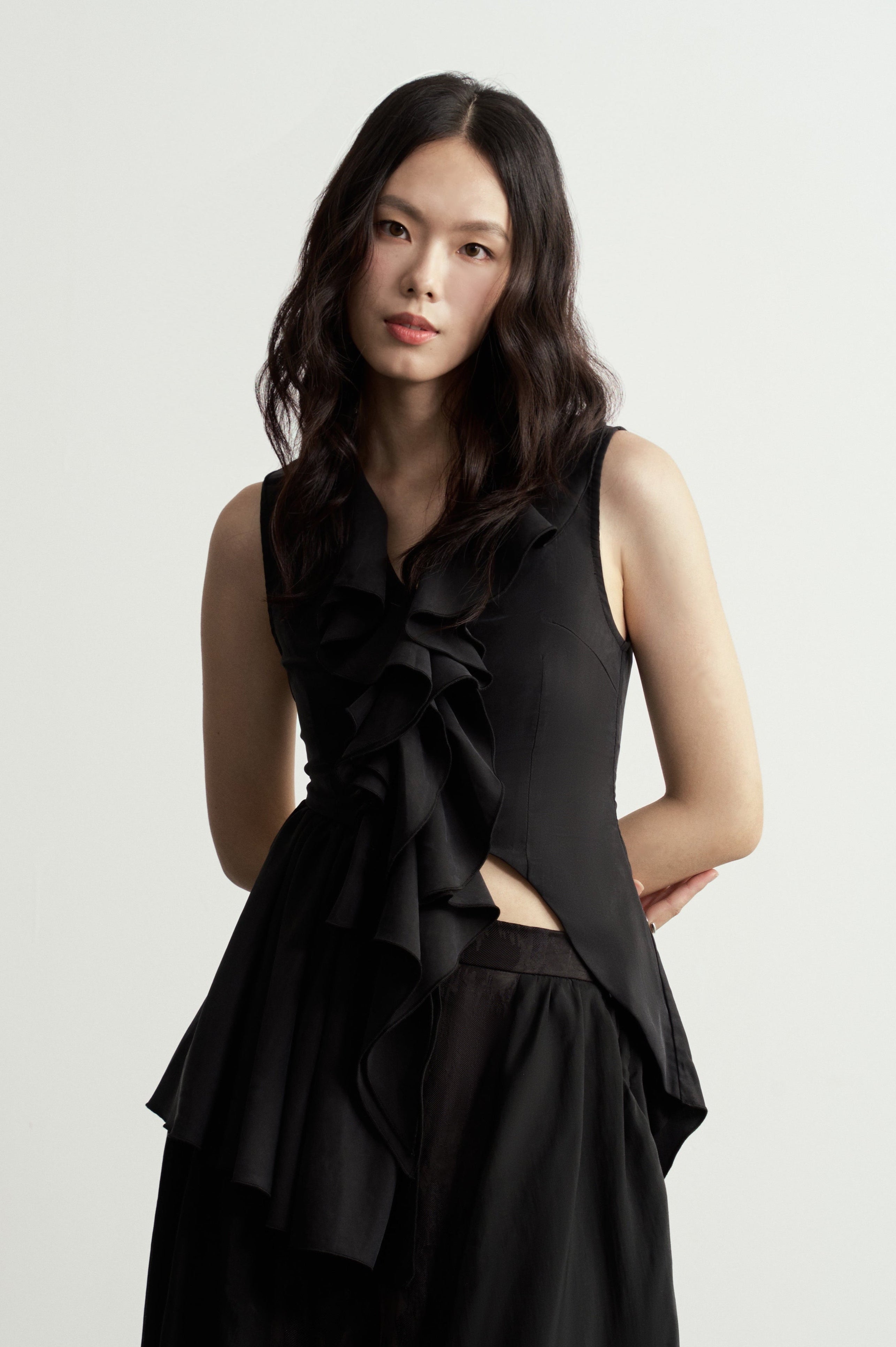 Black Asymmetric Ruffles Sleeveless Blouse/黑色無袖荷葉邊不對稱百褶修身上衣