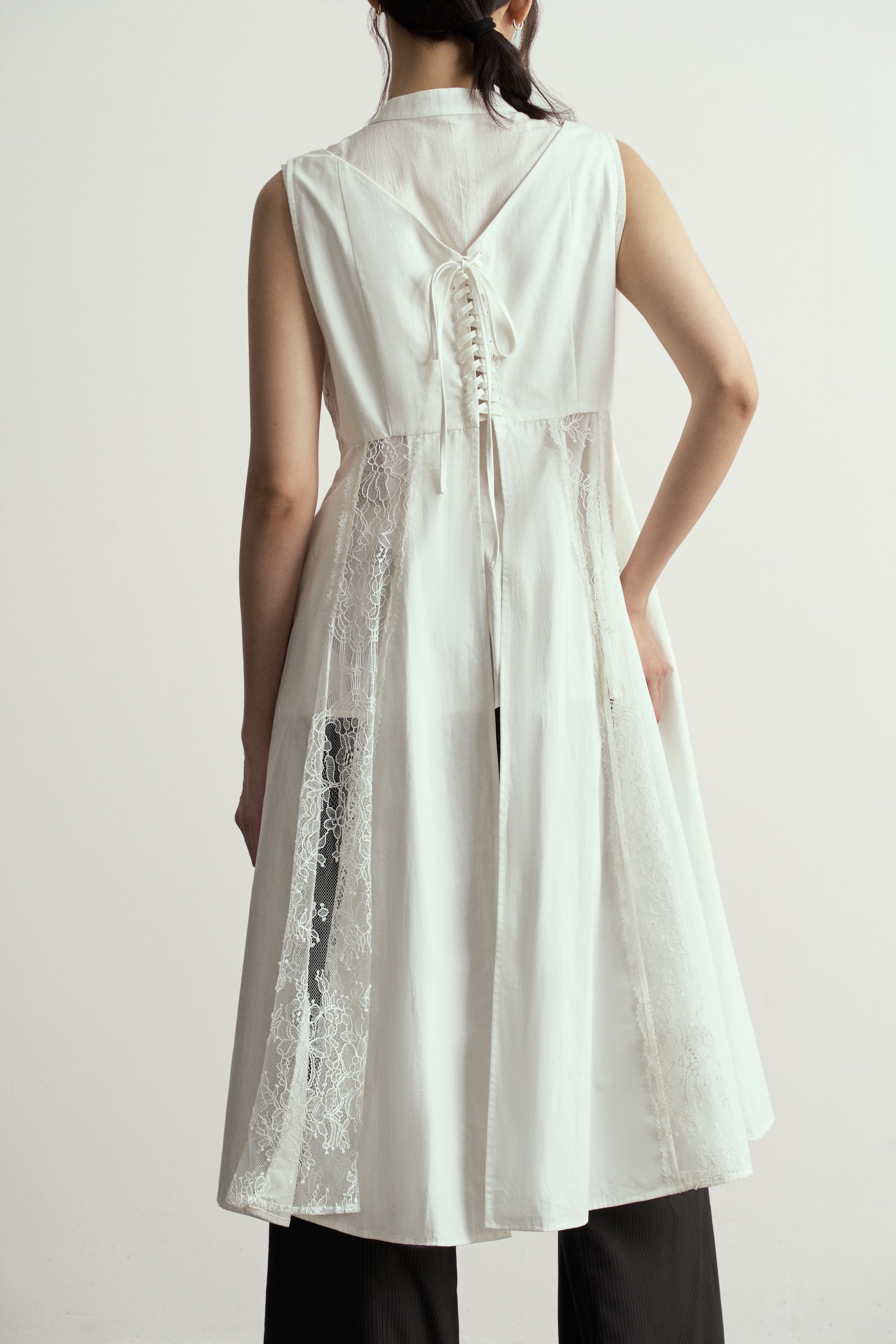 White Lace Tie-Detail Sleeveless Long Overlay/白色蕾絲綁帶拼接無袖長外搭