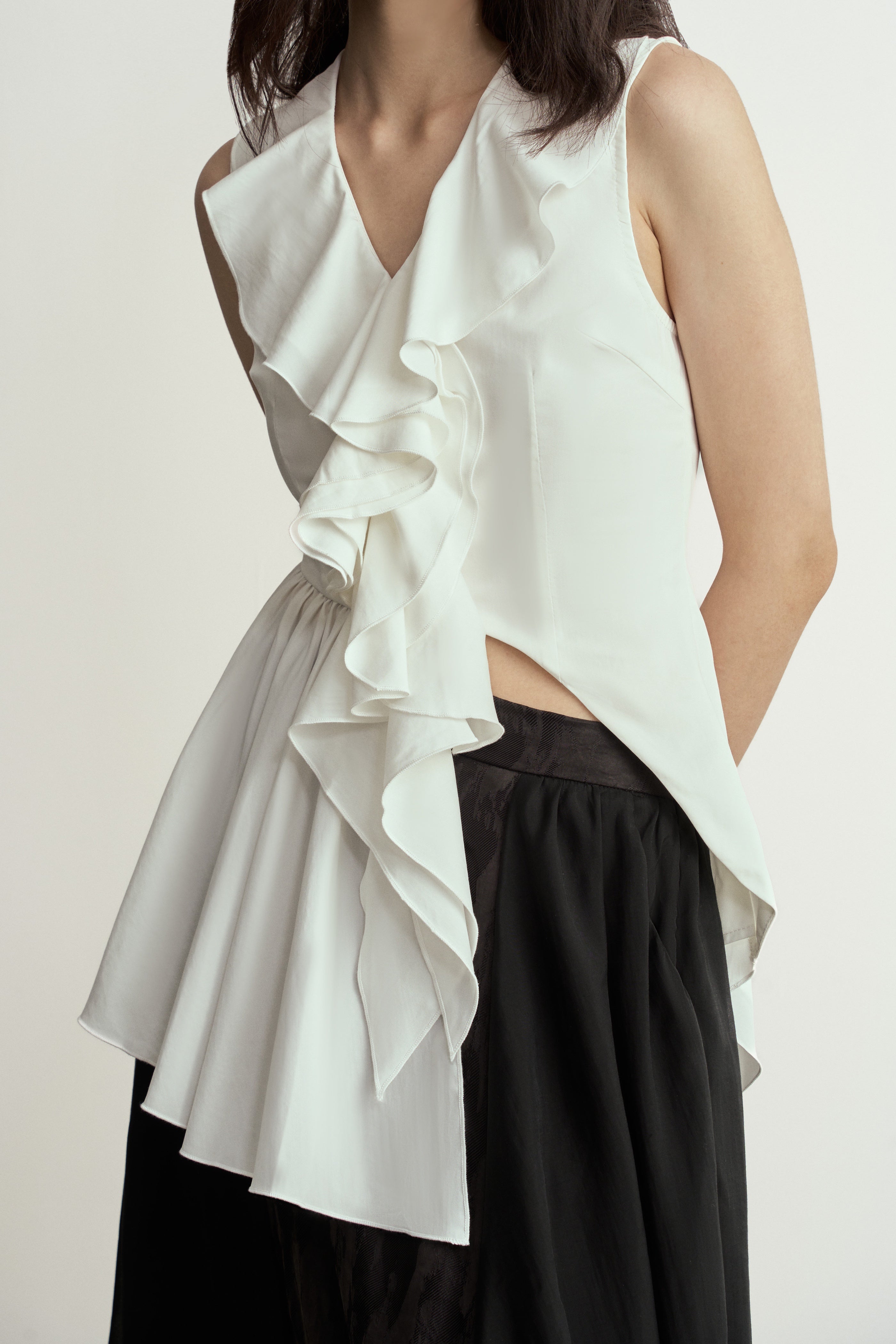 Black Asymmetric Ruffles Sleeveless Blouse/黑色無袖荷葉邊不對稱百褶修身上衣