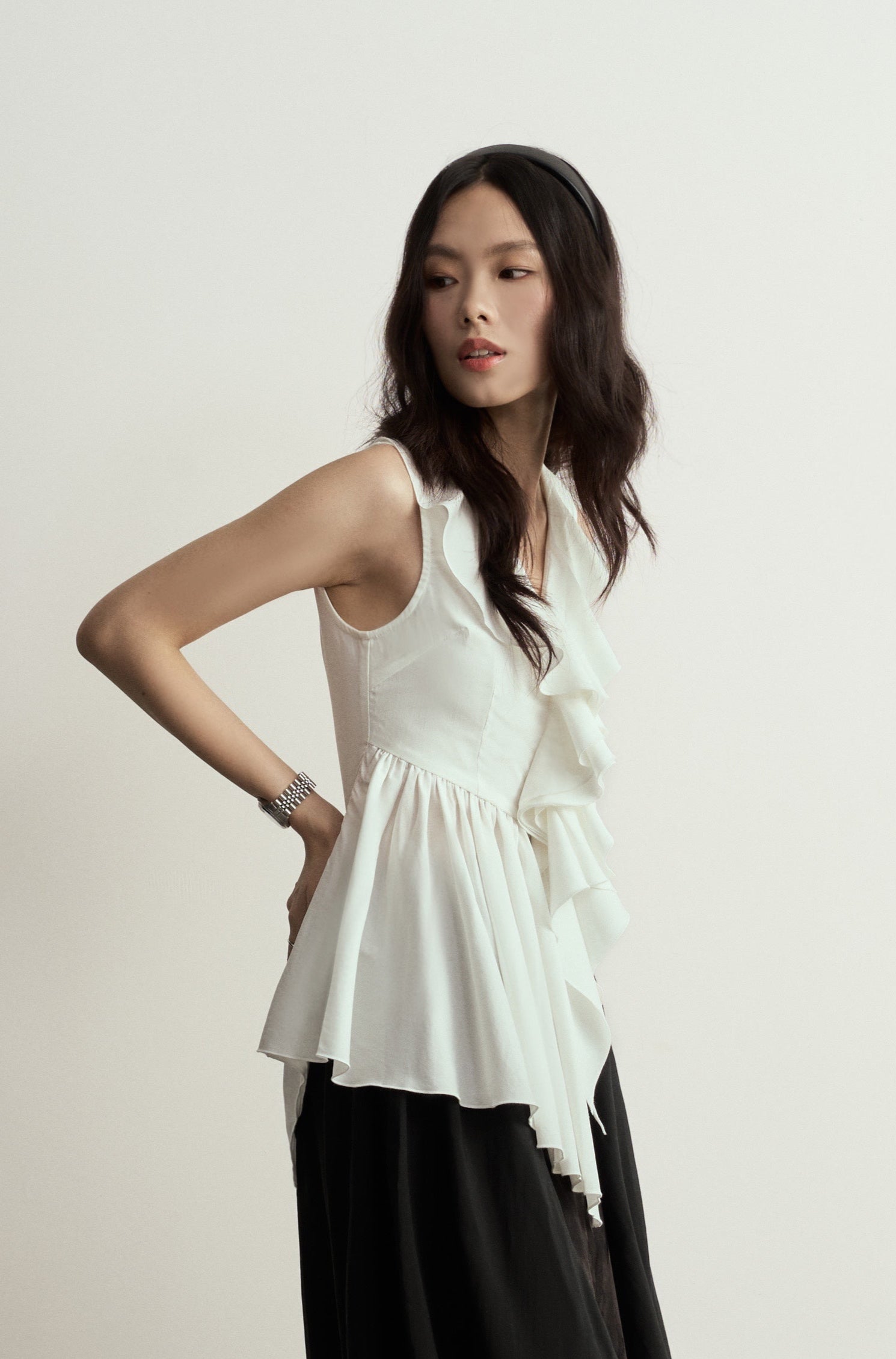 White Asymmetric Ruffles Sleeveless Blouse/白色無袖荷葉邊不對稱百褶修身上衣