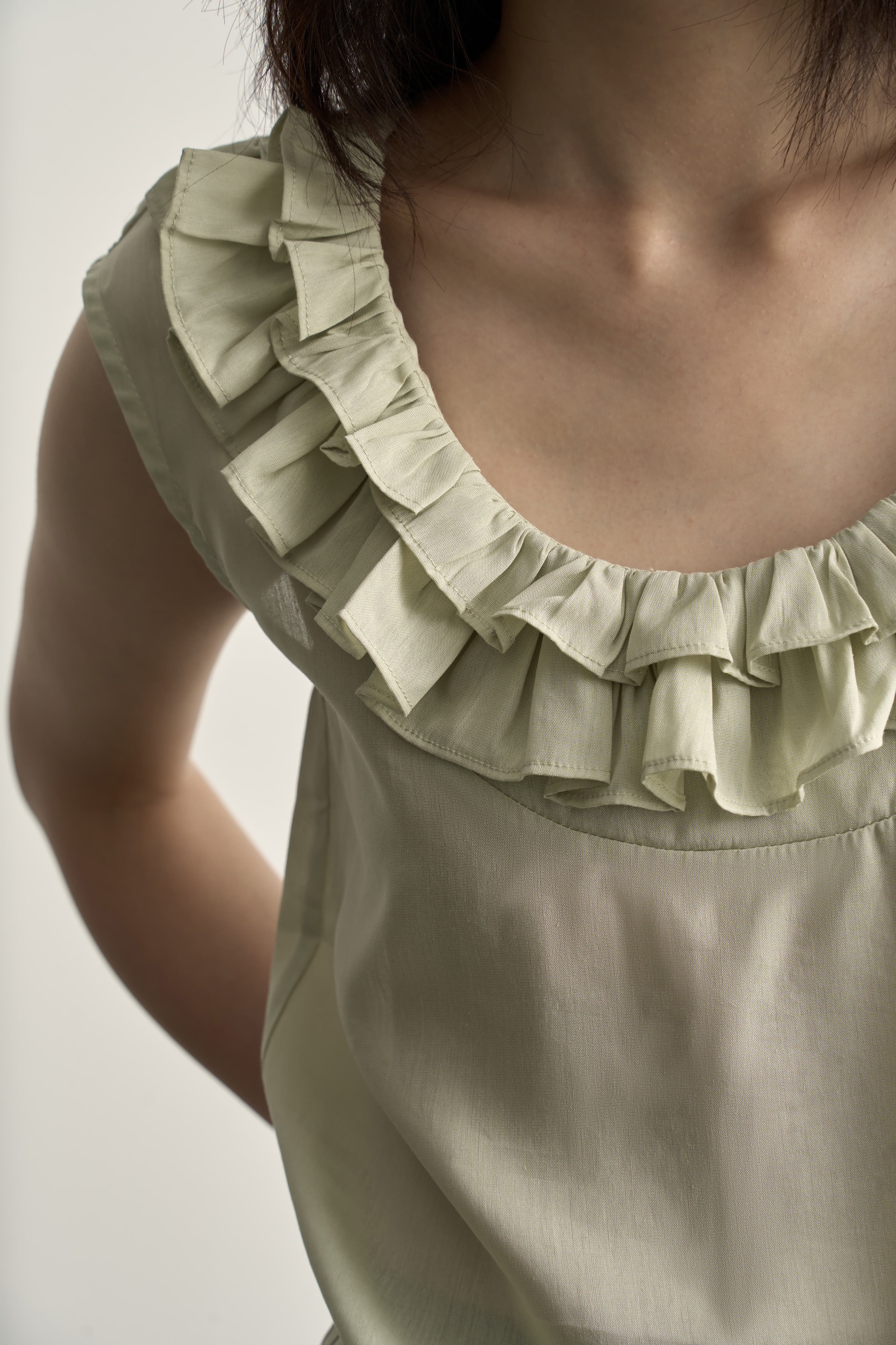 Light Grey Linen Sleeveless Top with Double Ruffle Neckline/淺灰雙層荷葉邊領亞麻無袖背心
