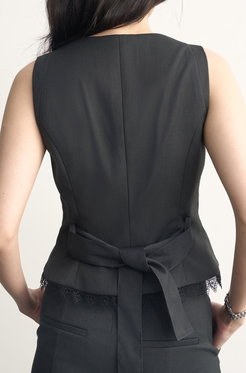 V-Neck Tailored Vest With Lace Trim/V領收腰蕾絲邊西裝馬甲